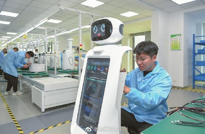 8月26日,临汾创泽具身智能机器人,技术人员在